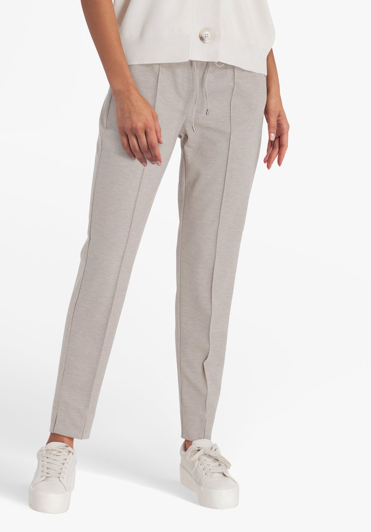 pantalon beige chaussure marron